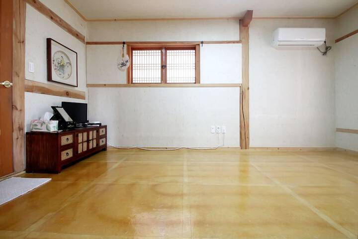 Room 5 of 76