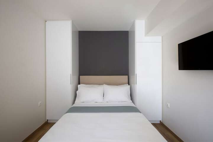 Room 8 of 86