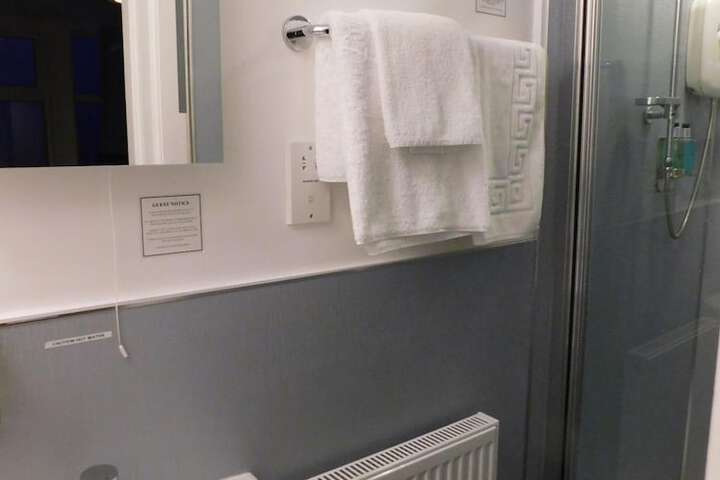 Room 32 of 59