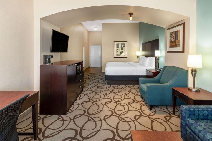 1 King Bed City View (13 of 17)
