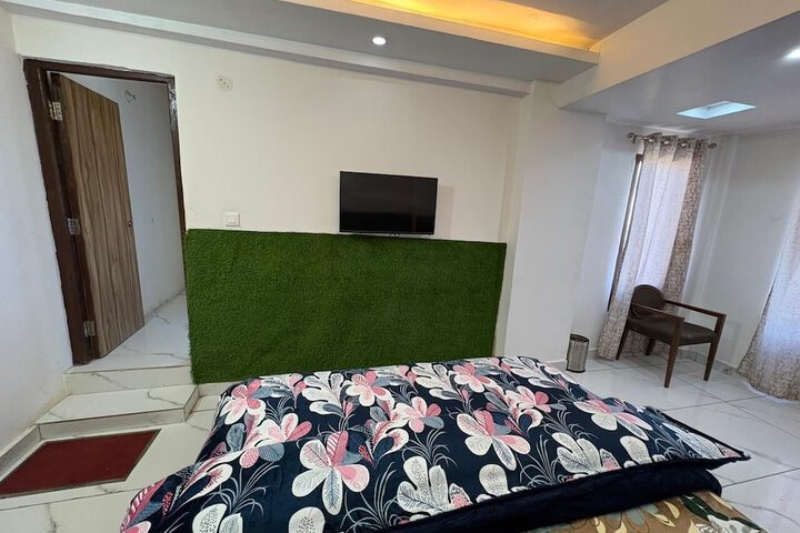 Room 9 of 18