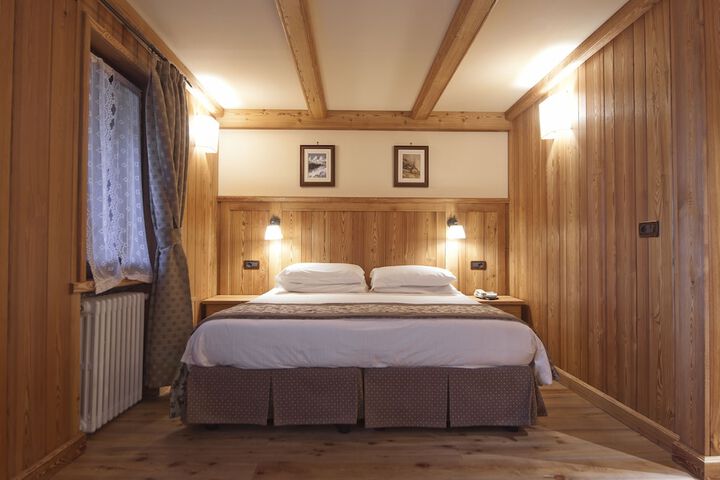 Room 4 of 61