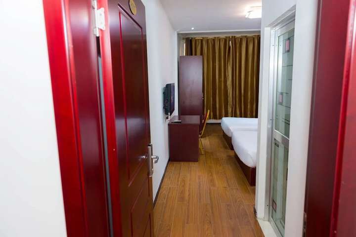 Room 13 of 32