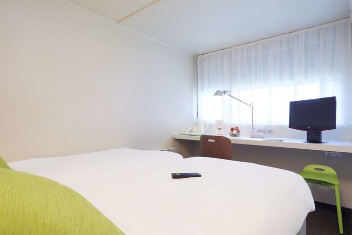 Room 12 of 30