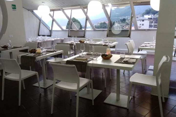 Dining 18 of 36