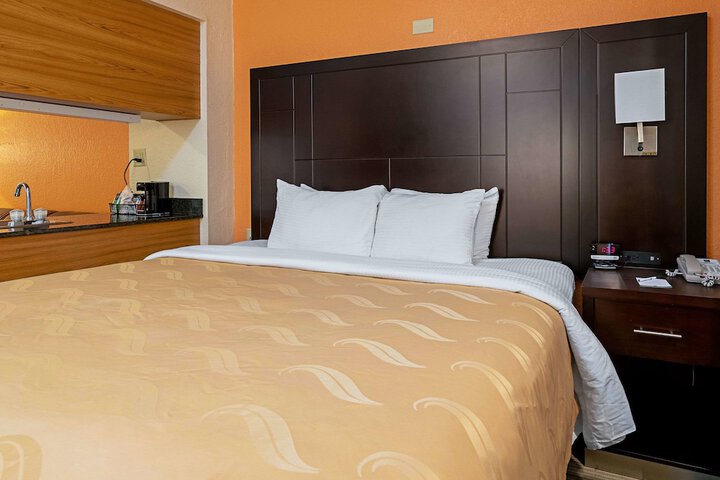 1 King Bed Efficiency Suite (4 of 5)