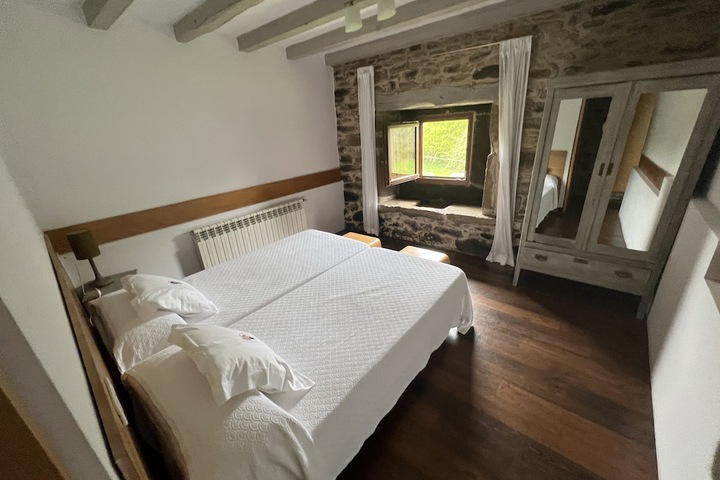 Room 4 of 77