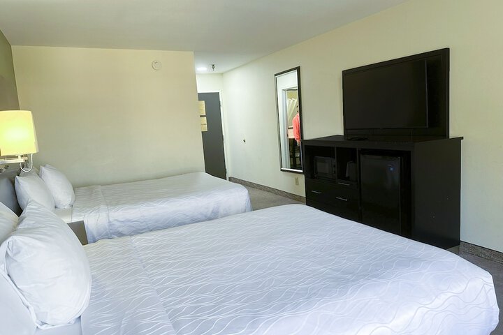 Double Queen Room (9 of 10)