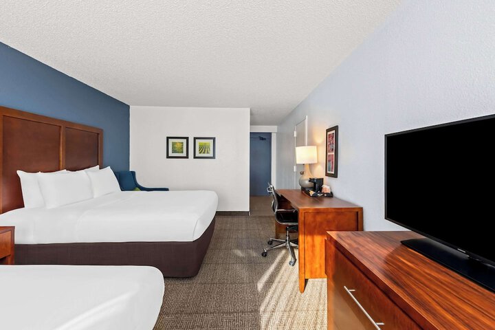 2 Queen Beds Accessible (3 of 10)
