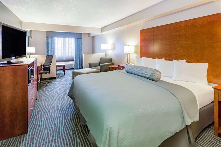 1 Queen Bed Mobility Accessible (5 of 14)