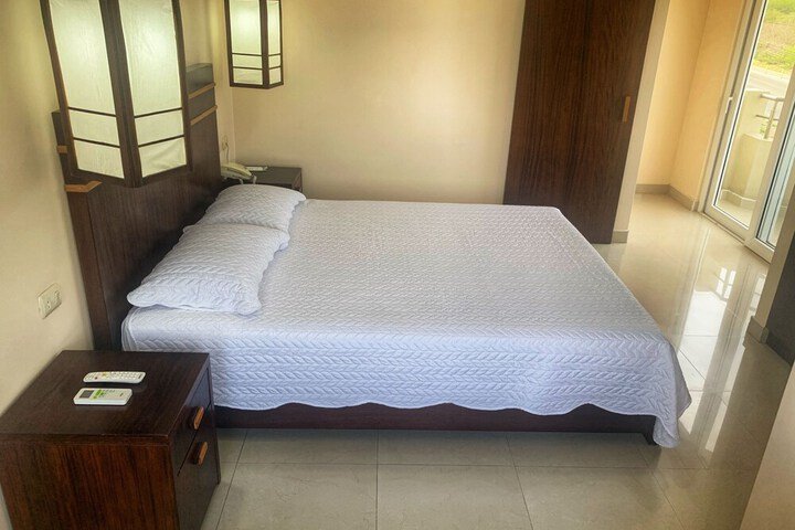 Room 5 of 32