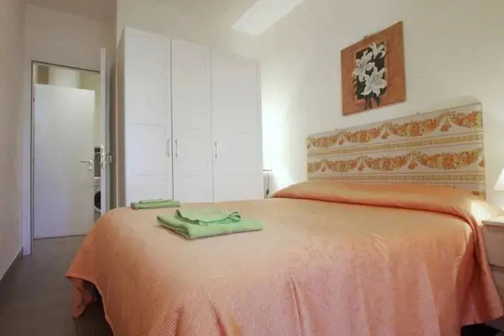 Room 4 of 8