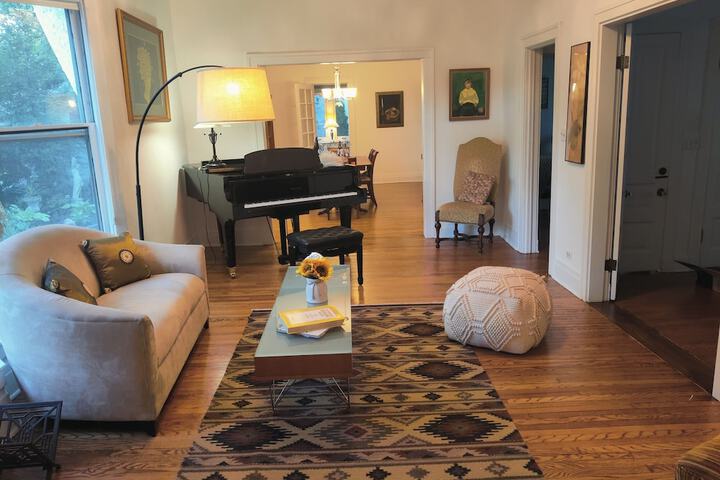 Lounge 17 of 34