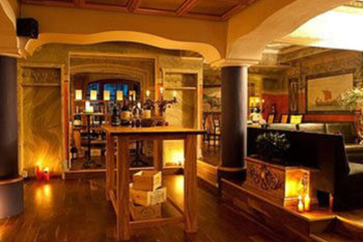 Lounge 32 of 47