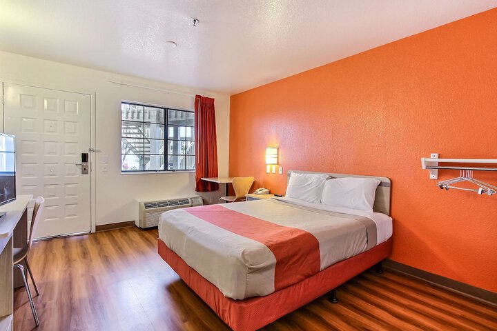 1 Queen Bed (12 of 12)