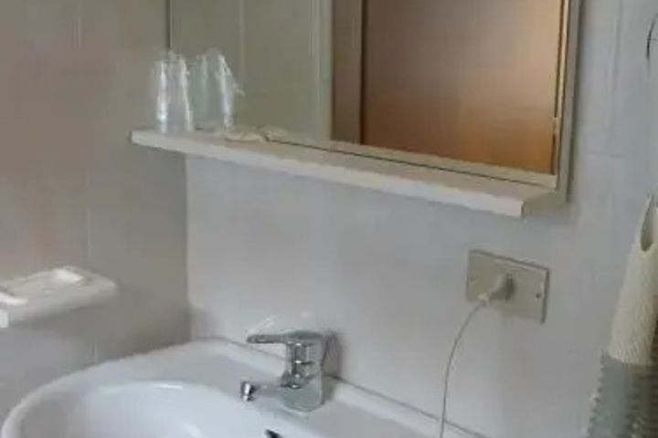 Room 7 of 12
