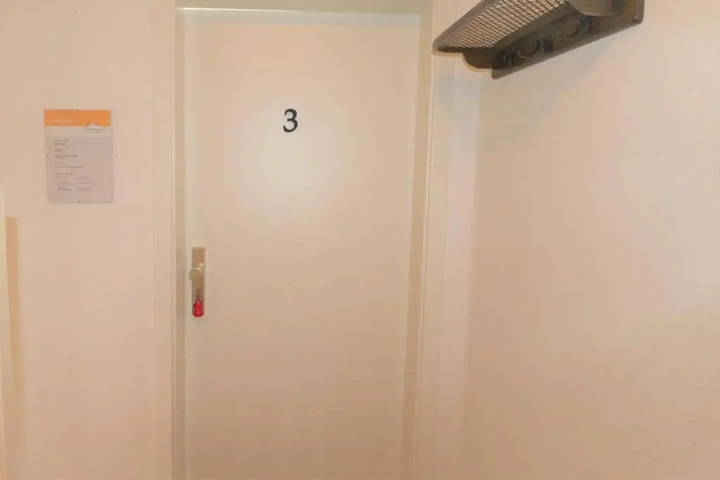 Room 9 of 18