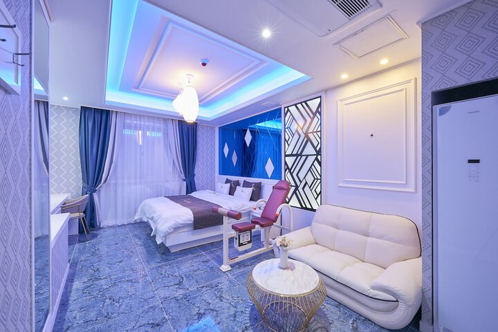 Room 10 of 61
