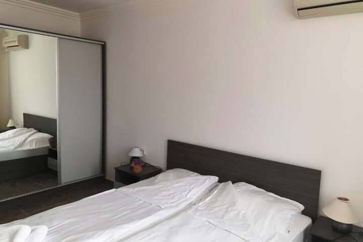 Room 5 of 102