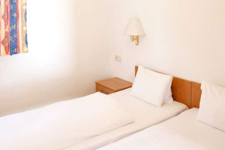 Room 4 of 68