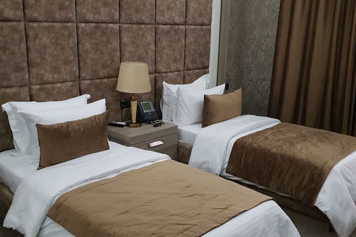 Room 12 of 80