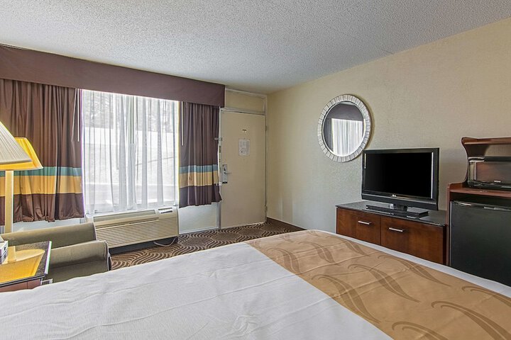 1 King Bed (5 of 9)