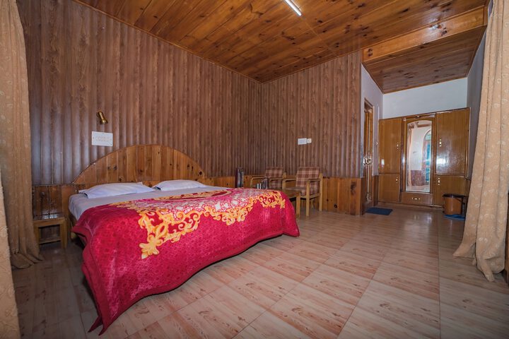 Room 8 of 16