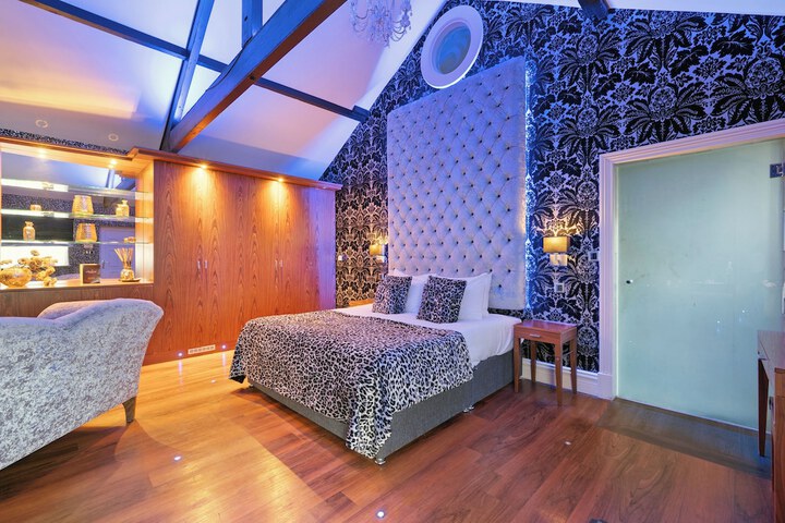 Room 74 of 242