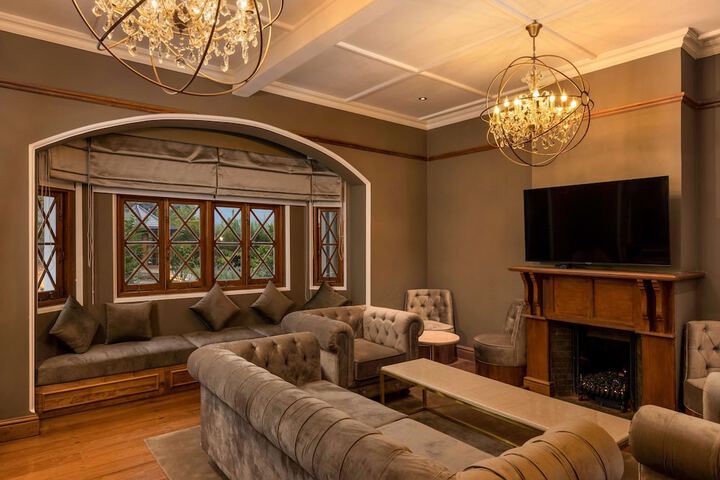 Lounge 52 of 64