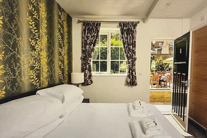 Room 6 of 42