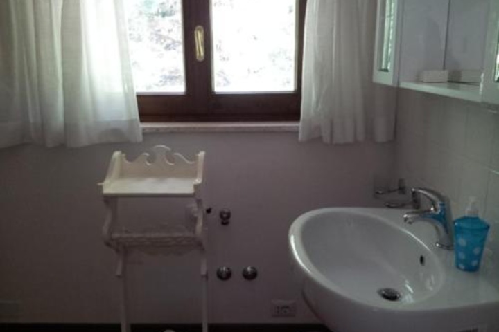 Room 4 of 10