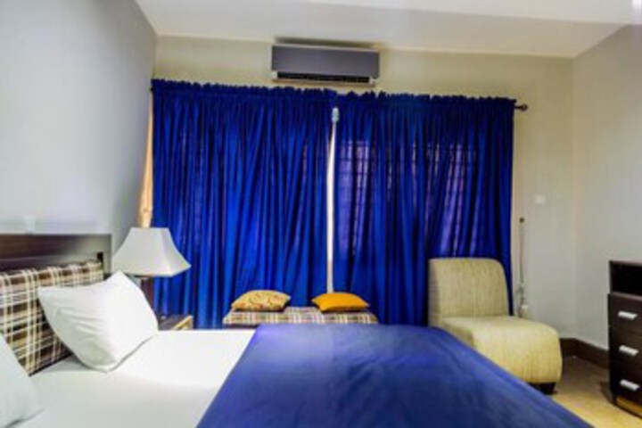 Room 4 of 12