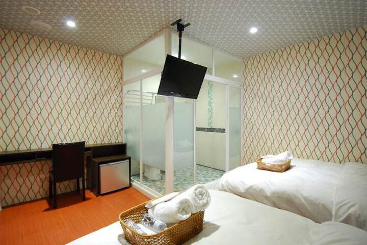 Room 3 of 16