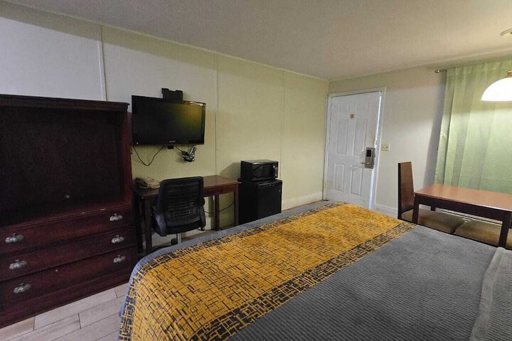 1 King Bed (2 of 6)