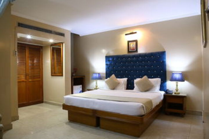 OYO 13052 Hotel Conclave Inn