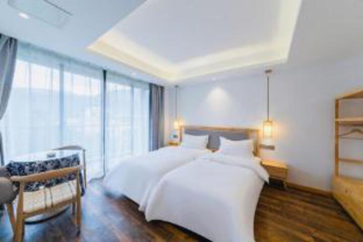 Room 8 of 9