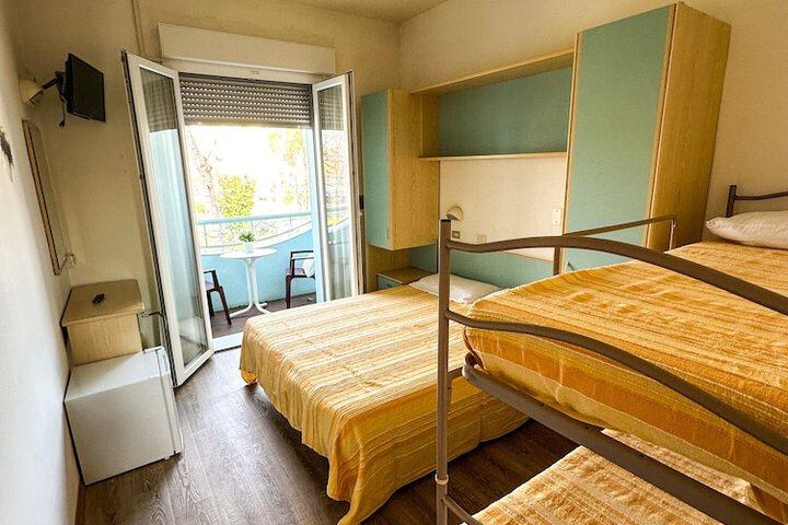 Room 4 of 10