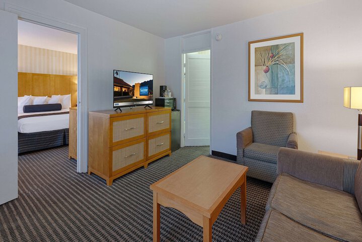1 King Bed (4 of 22)