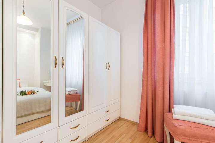 Room 7 of 22