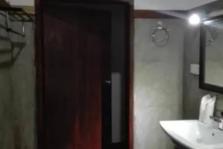 Room 6 of 11