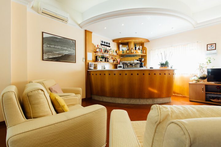 Lobby lounge