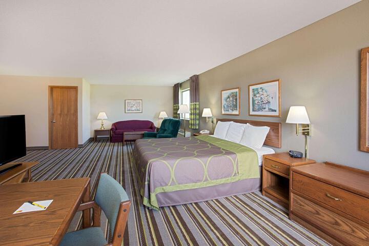 1 Queen Bed (1 of 4)