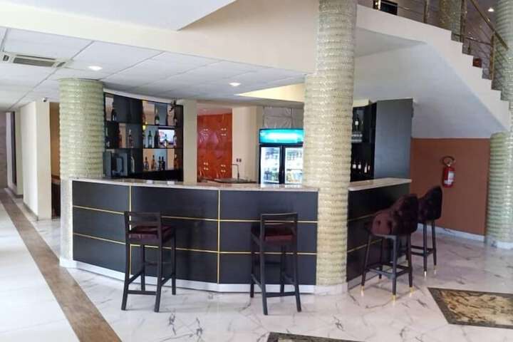Lounge 14 of 17
