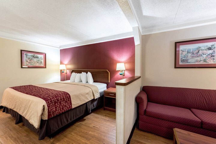Deluxe King Bed Accessible (4 of 8)