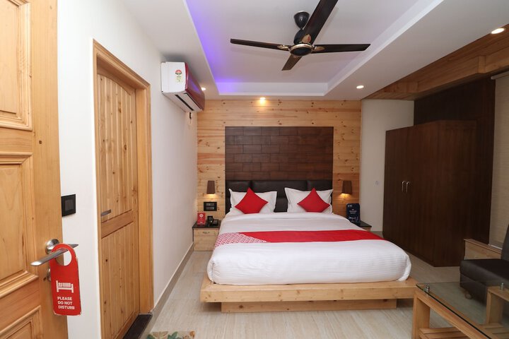 Room 9 of 12