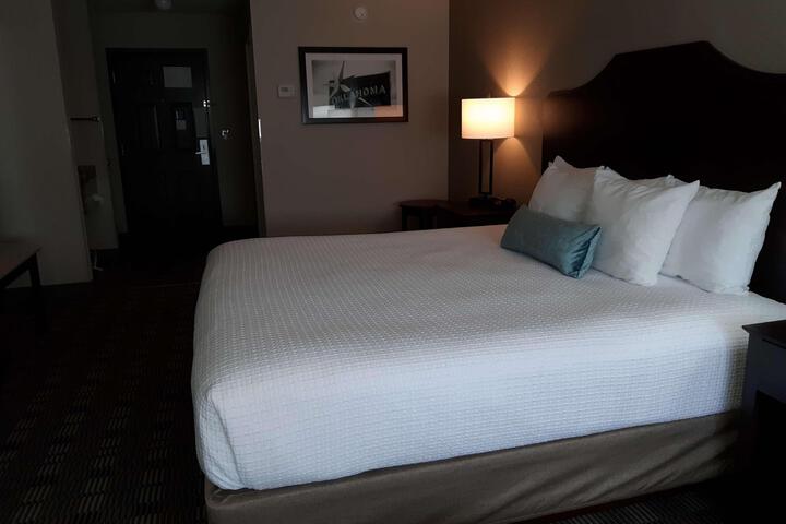 1 King Bed Mobility Accessible Communication Assistance Roll in Shower Full Breakfast (7 of 13)
