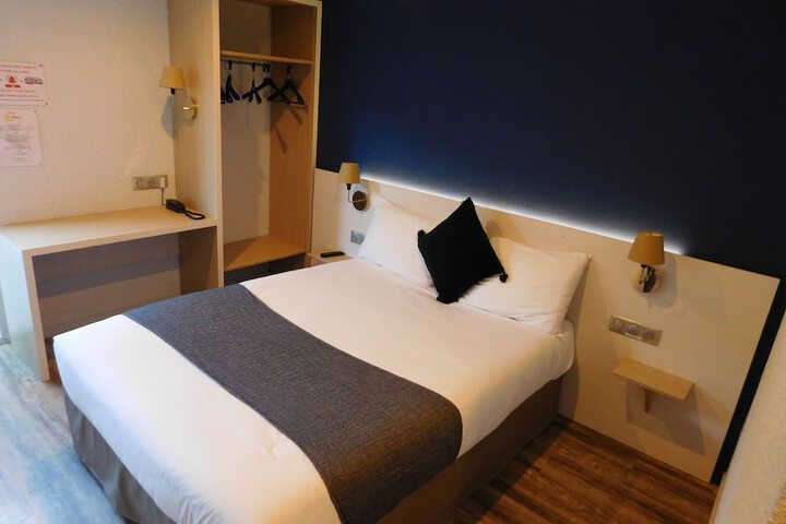 Room 7 of 33