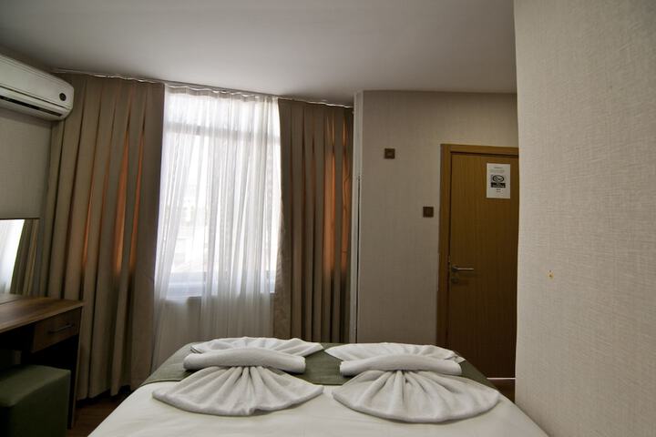 Room 11 of 28