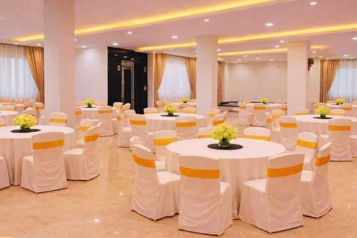 Ballroom/Hall 15 of 20