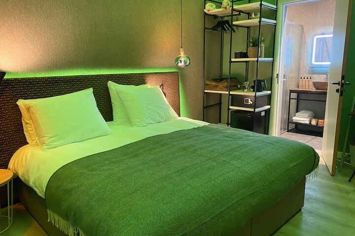Room 12 of 77